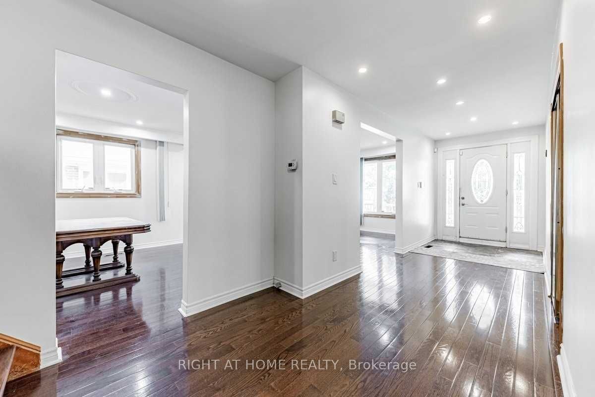 Unit Upper - 9 Chalet Road, North York 3