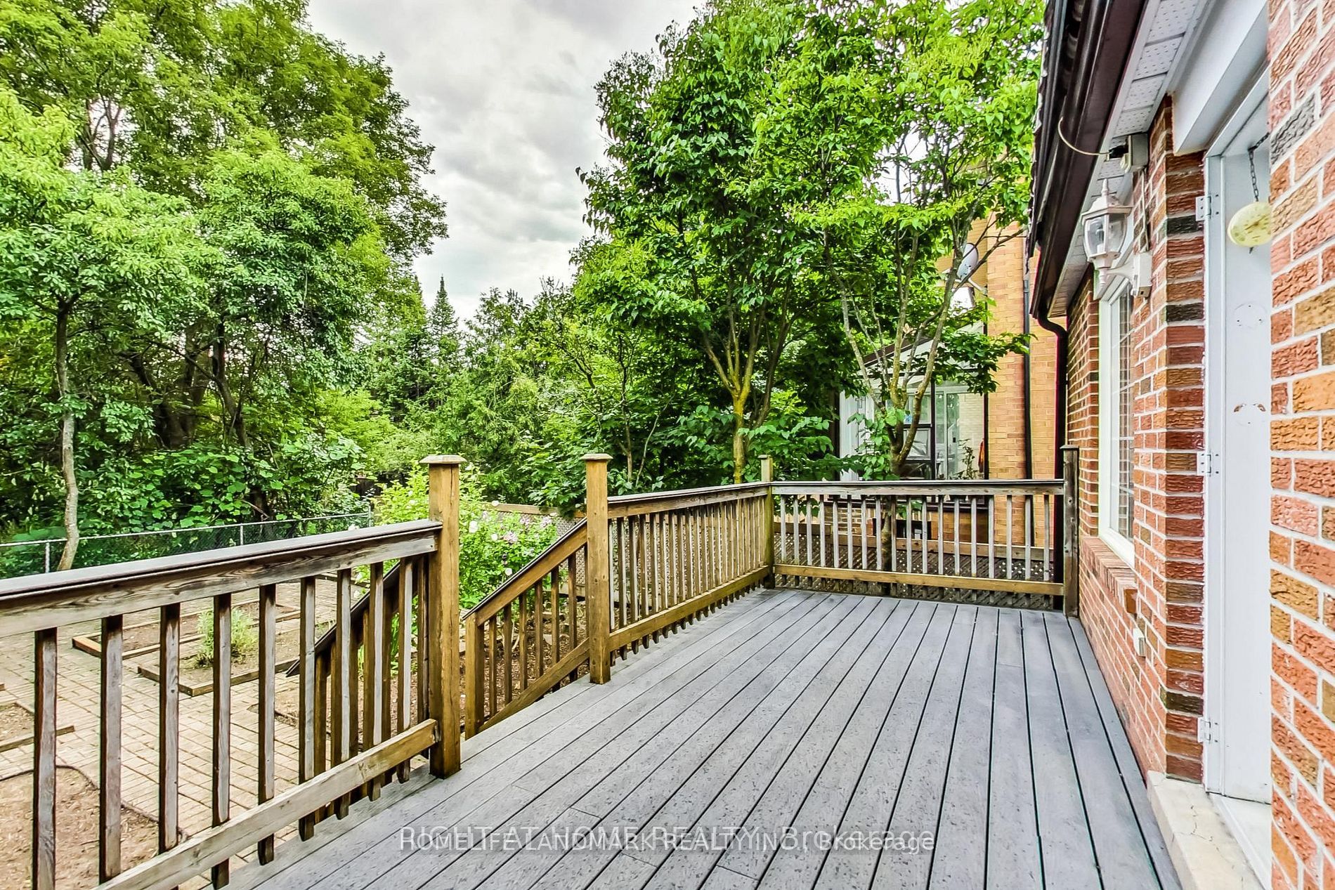 95 Poyntz Avenue, North York 4