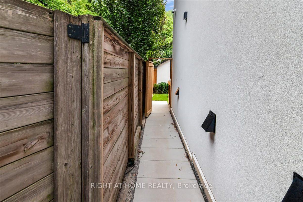 Unit LOWER - 431 Arlington Avenue, Toronto 2
