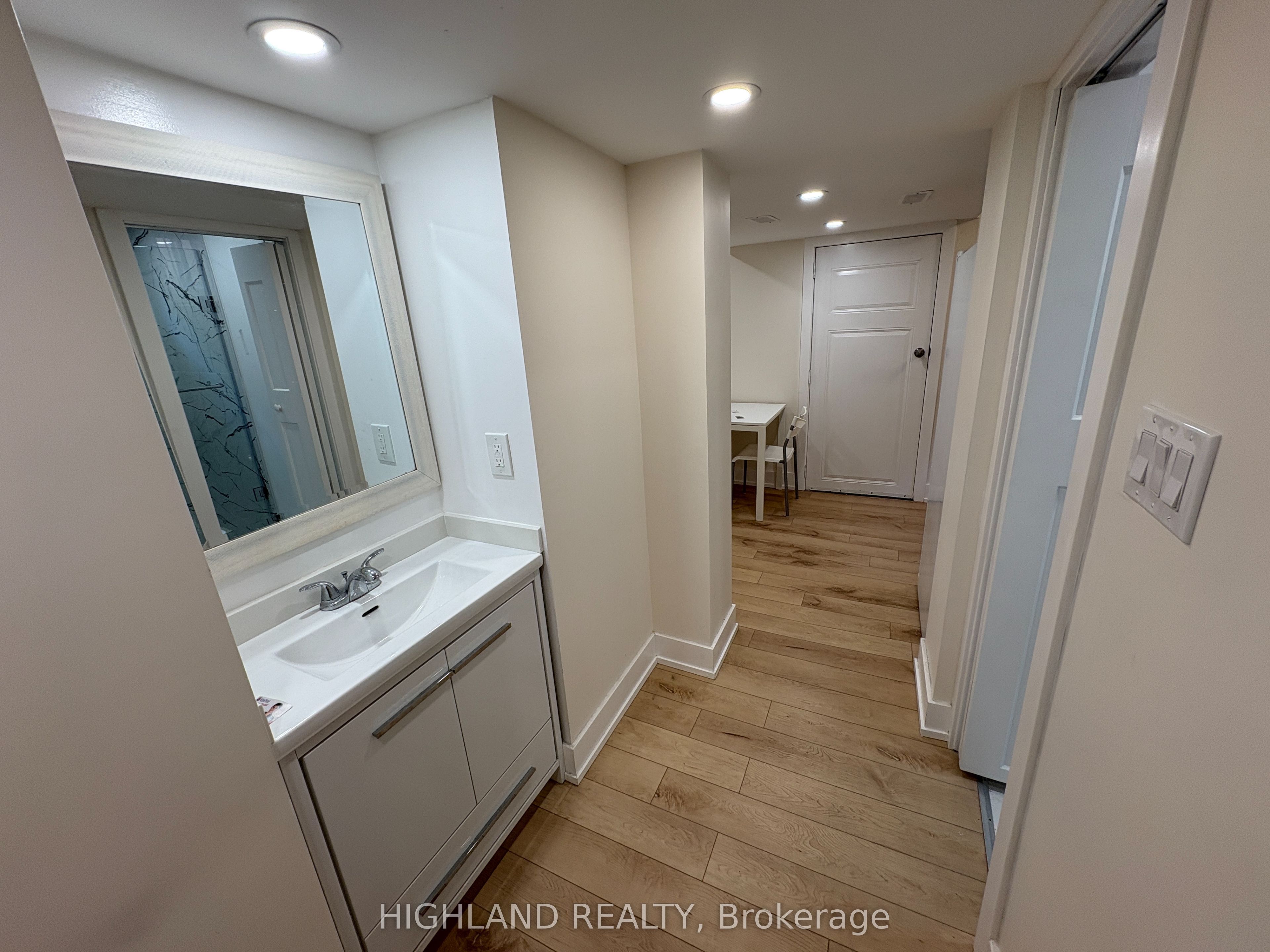 Unit Basement - 167 Churchill Avenue, North York 4
