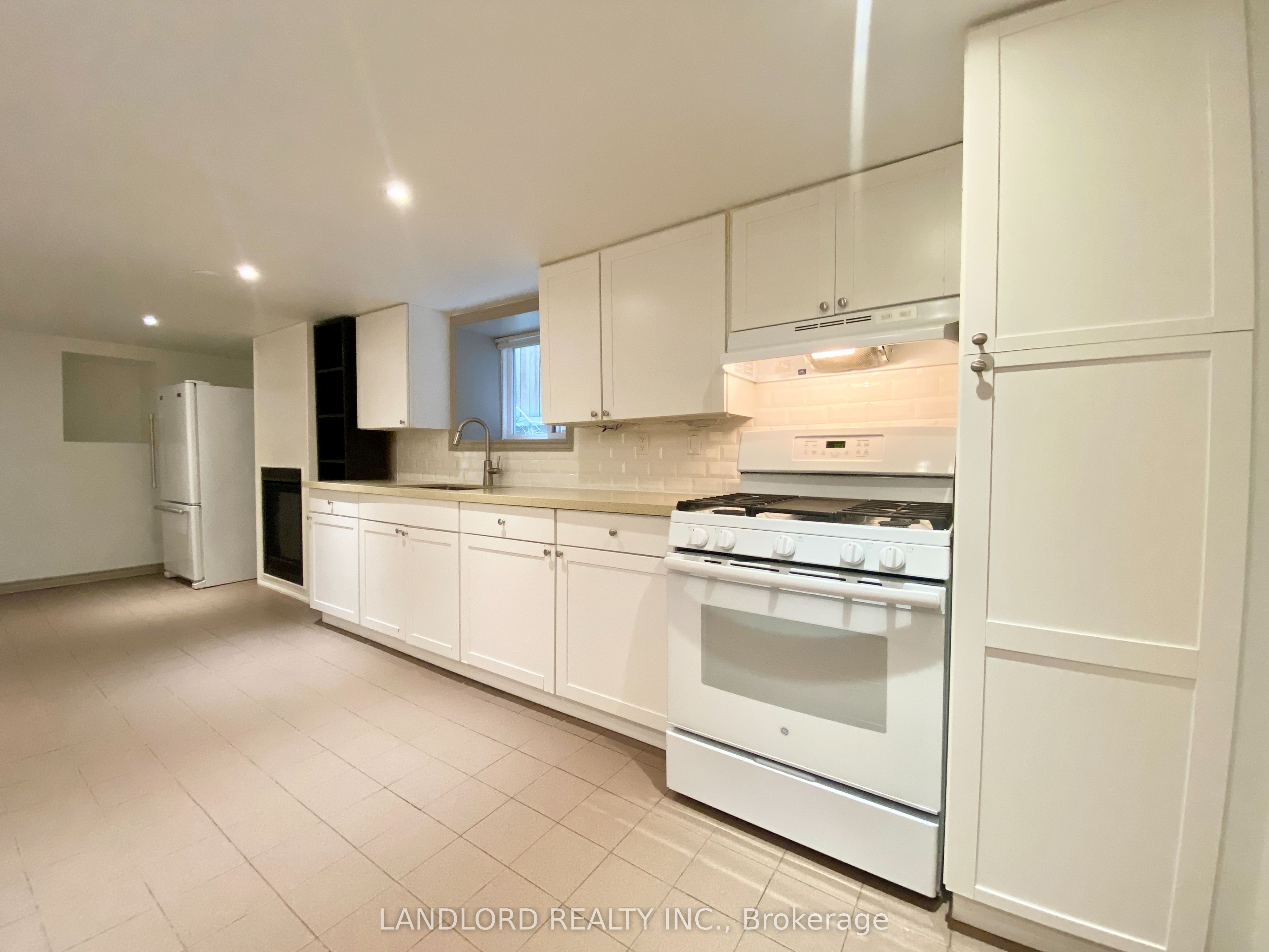 Unit 5 - 209 Madison Avenue, Toronto 2