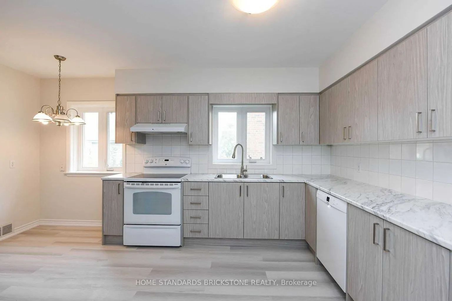90 Centre Avenue N, North York 5