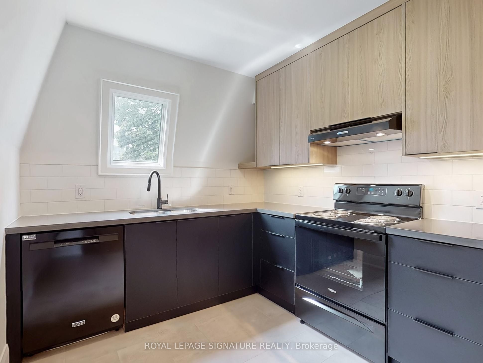 Unit 2 - 28 Beaconsfield Avenue, Toronto 4