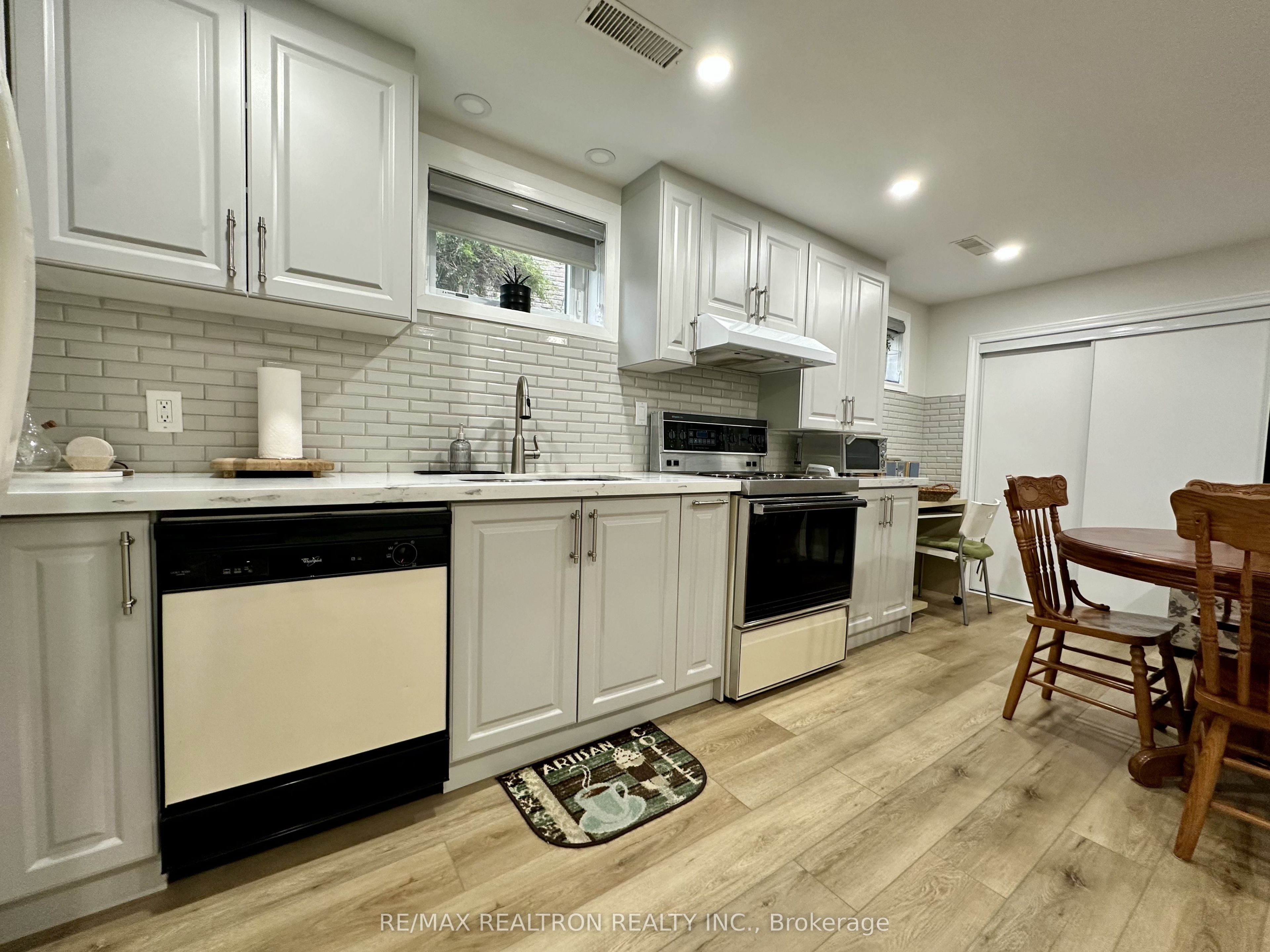 237 Shawnee Circle, North York 4
