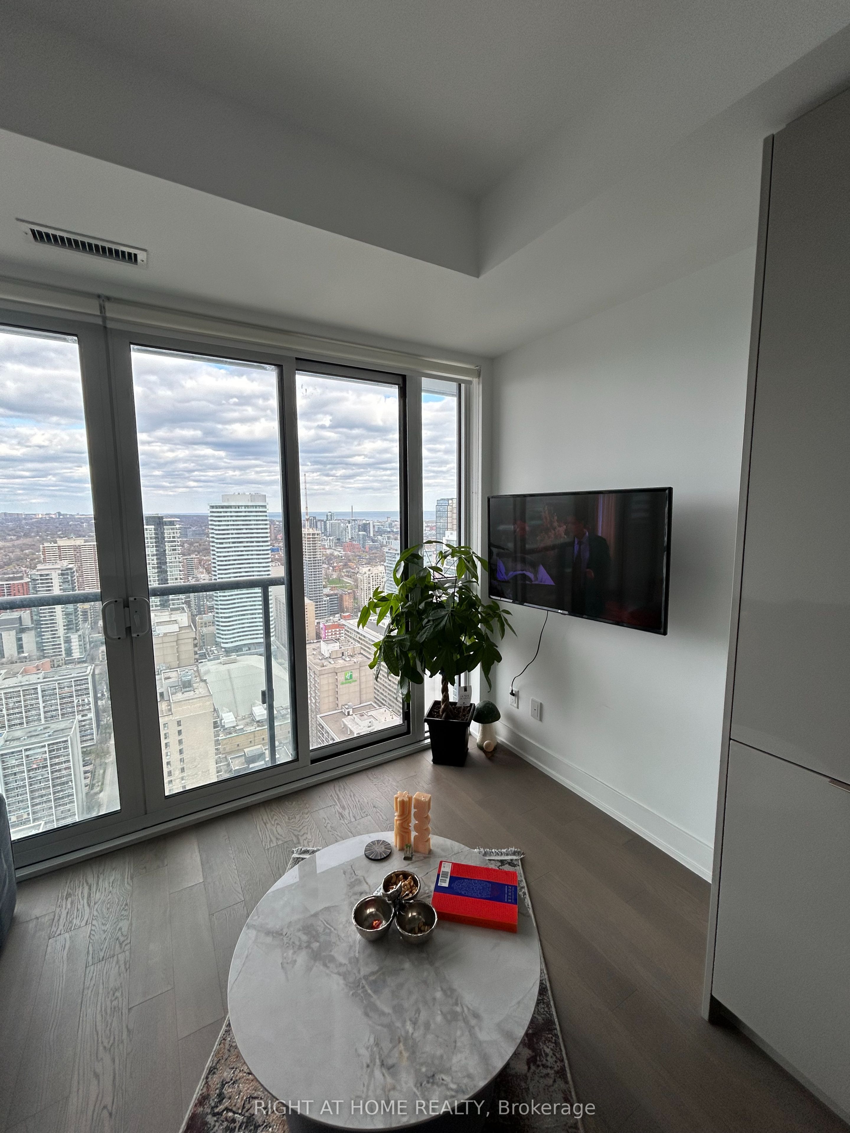 Unit 6 - 7 Grenville Street, Toronto 3