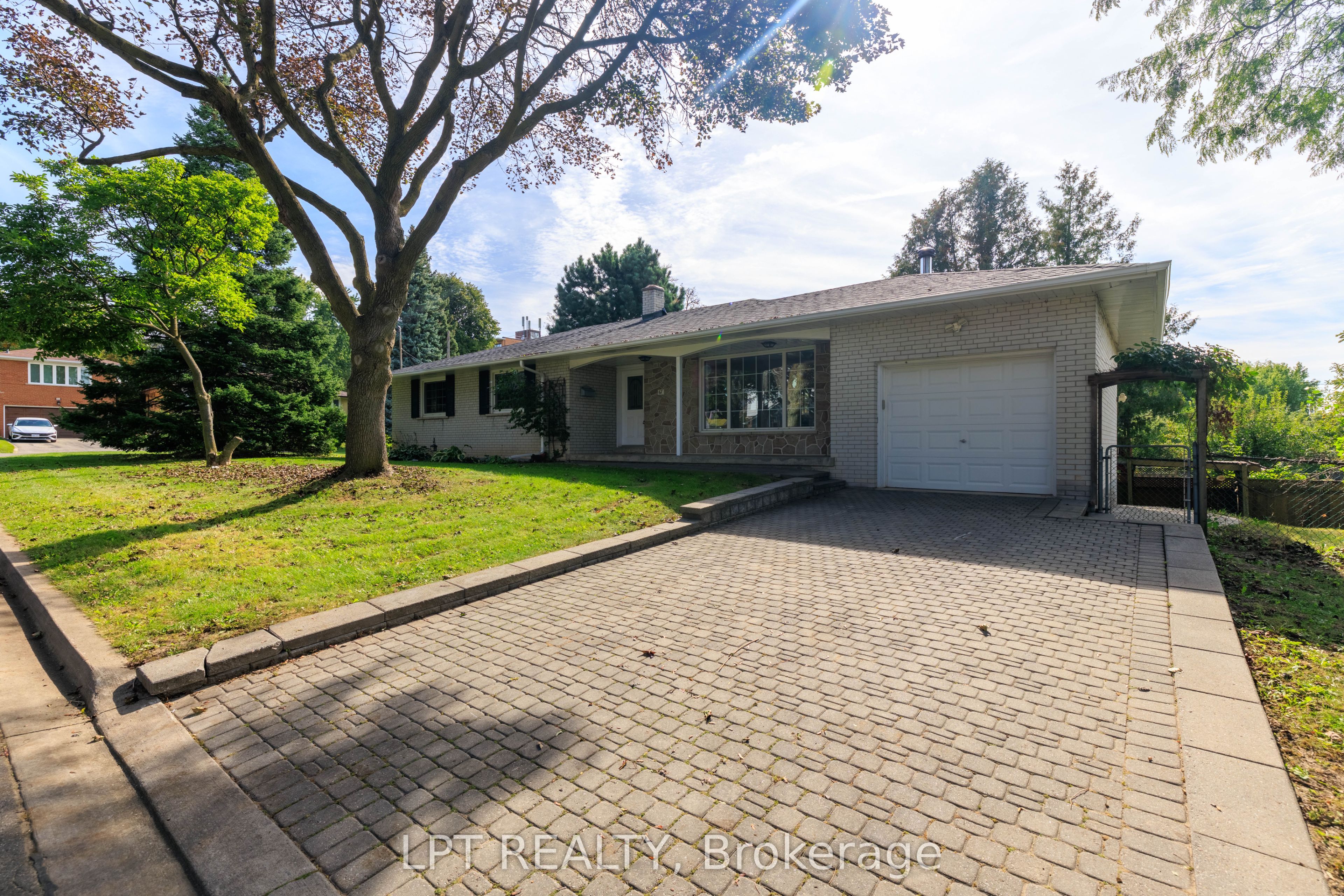 67 Woodthorpe Road, North York 3