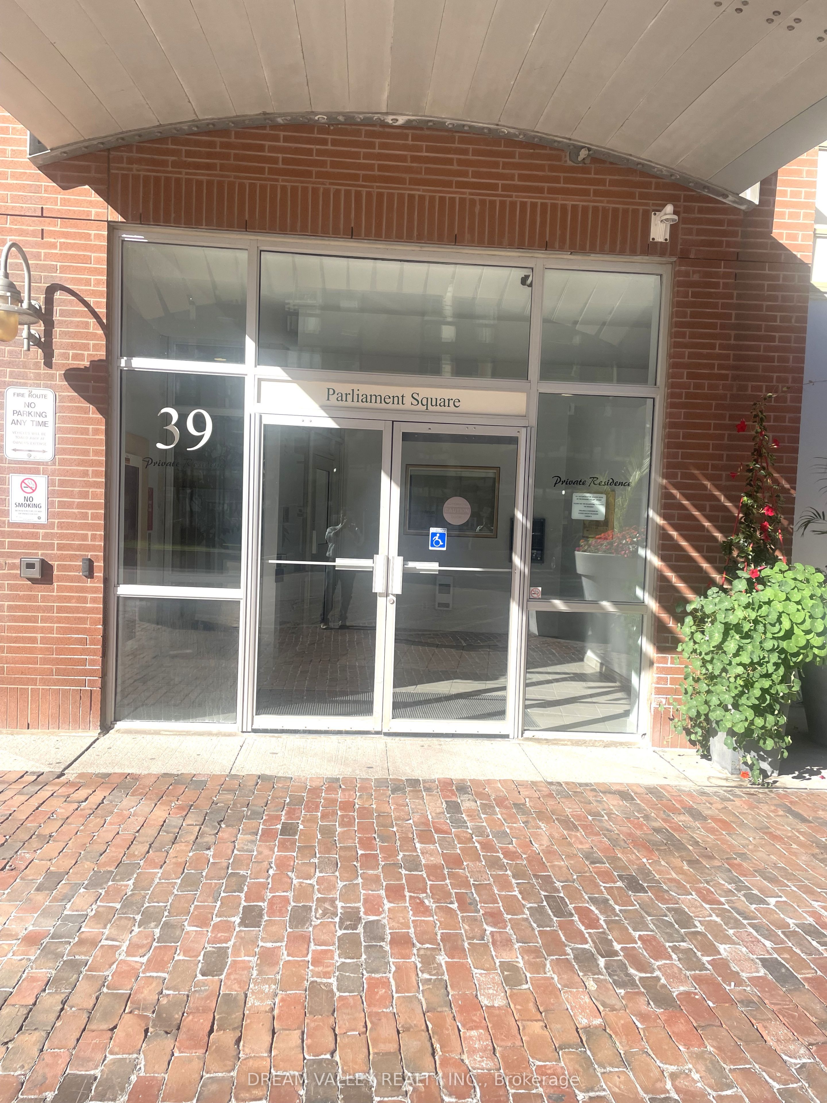 Unit 818 - 39 Parliament Street, Toronto 2