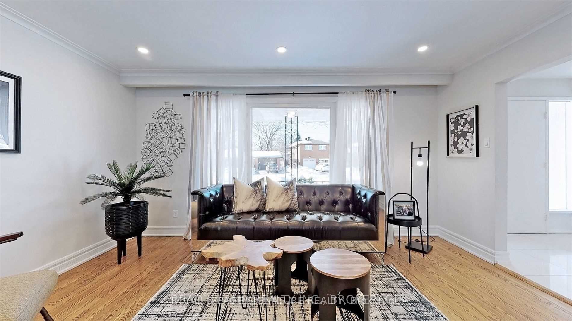 Unit Upper - 17 Baroness Crescent, North York 4