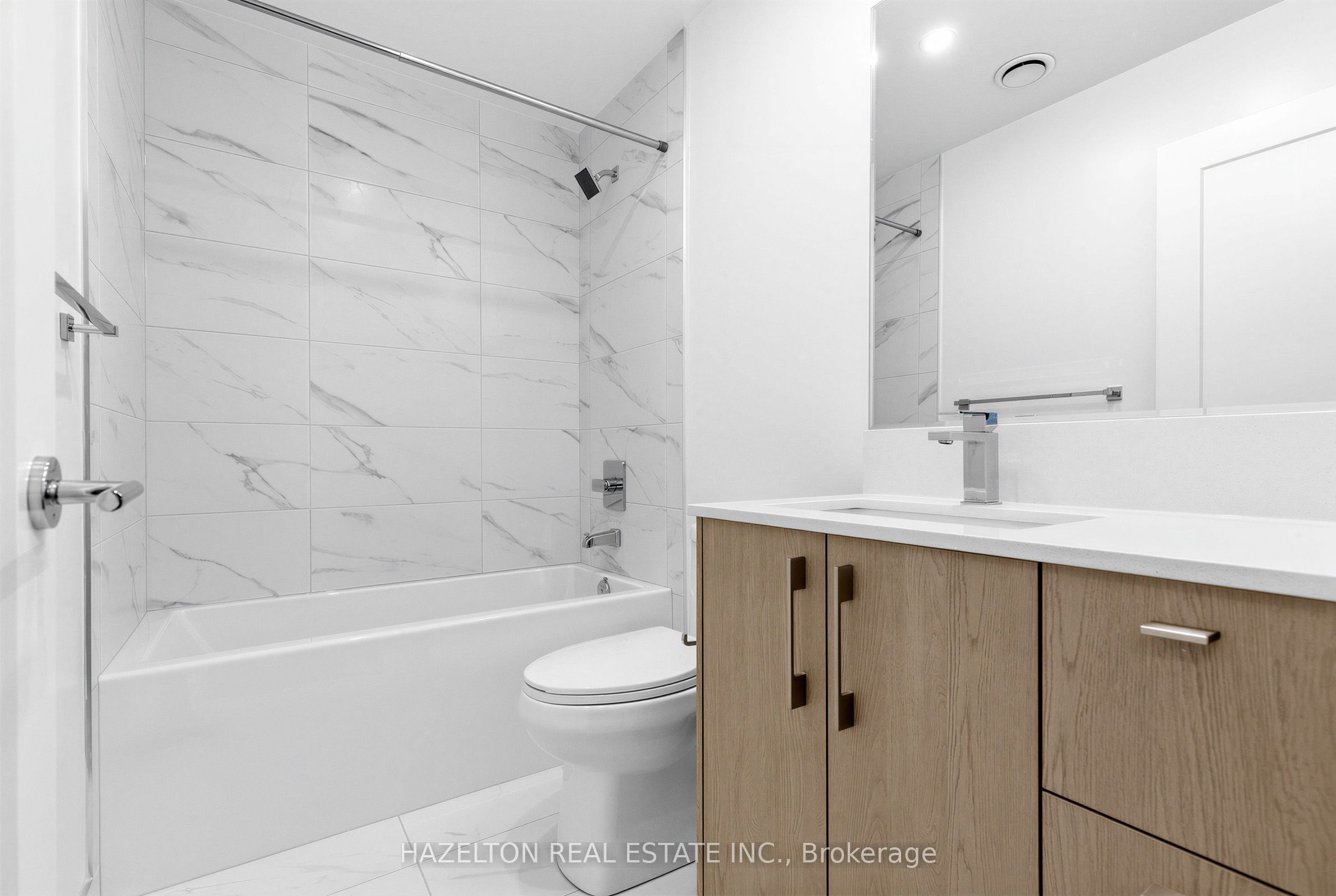 Unit 711 - 8 Manor Road W, Toronto 5