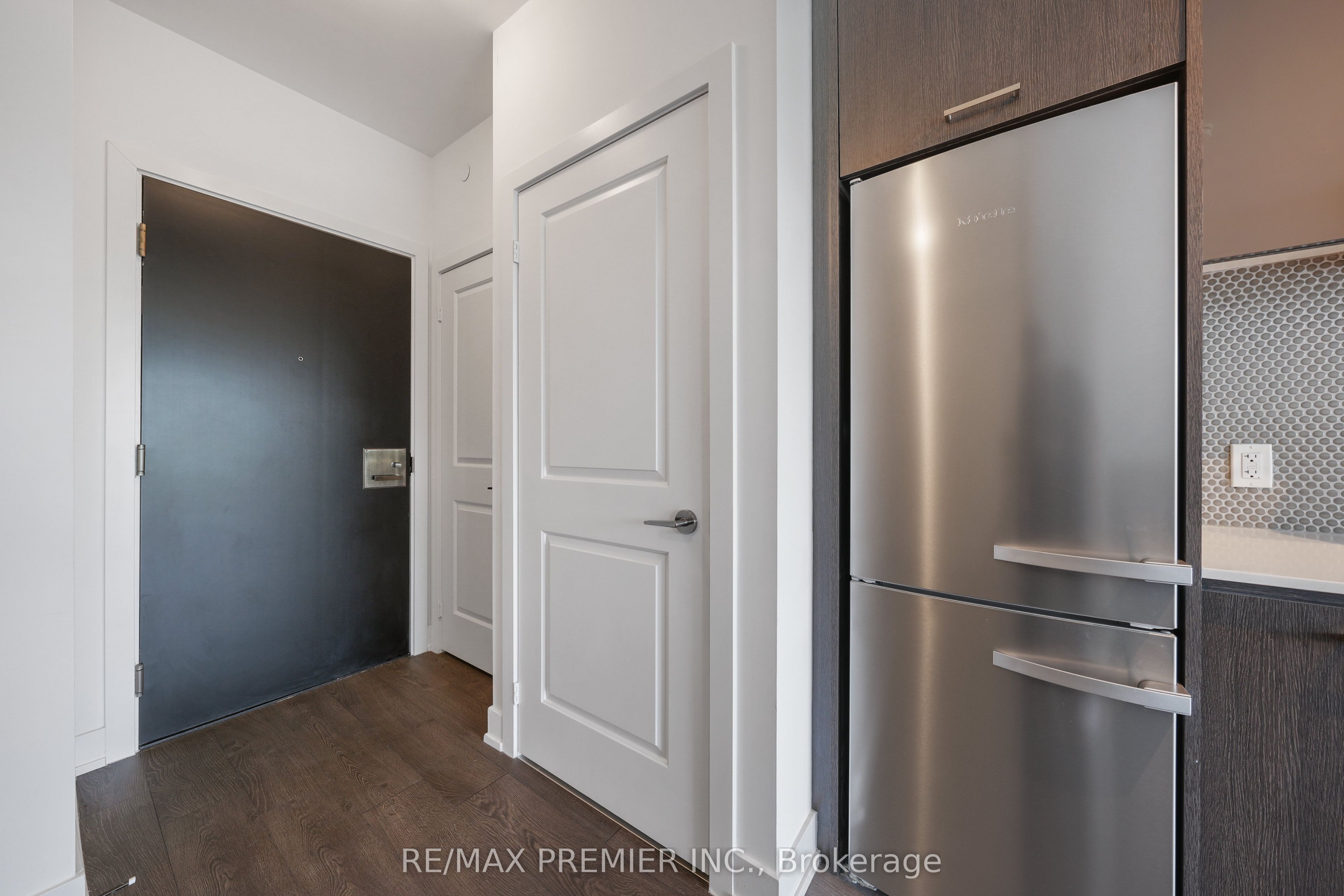Unit 503 - 11 Lillian Street, Toronto 4