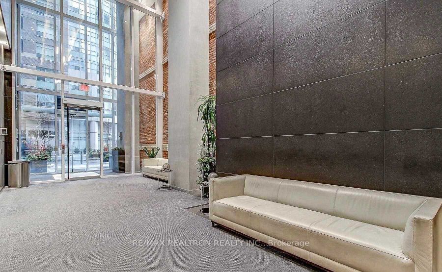 Unit 404 - 15 Grenville Street, Toronto 5