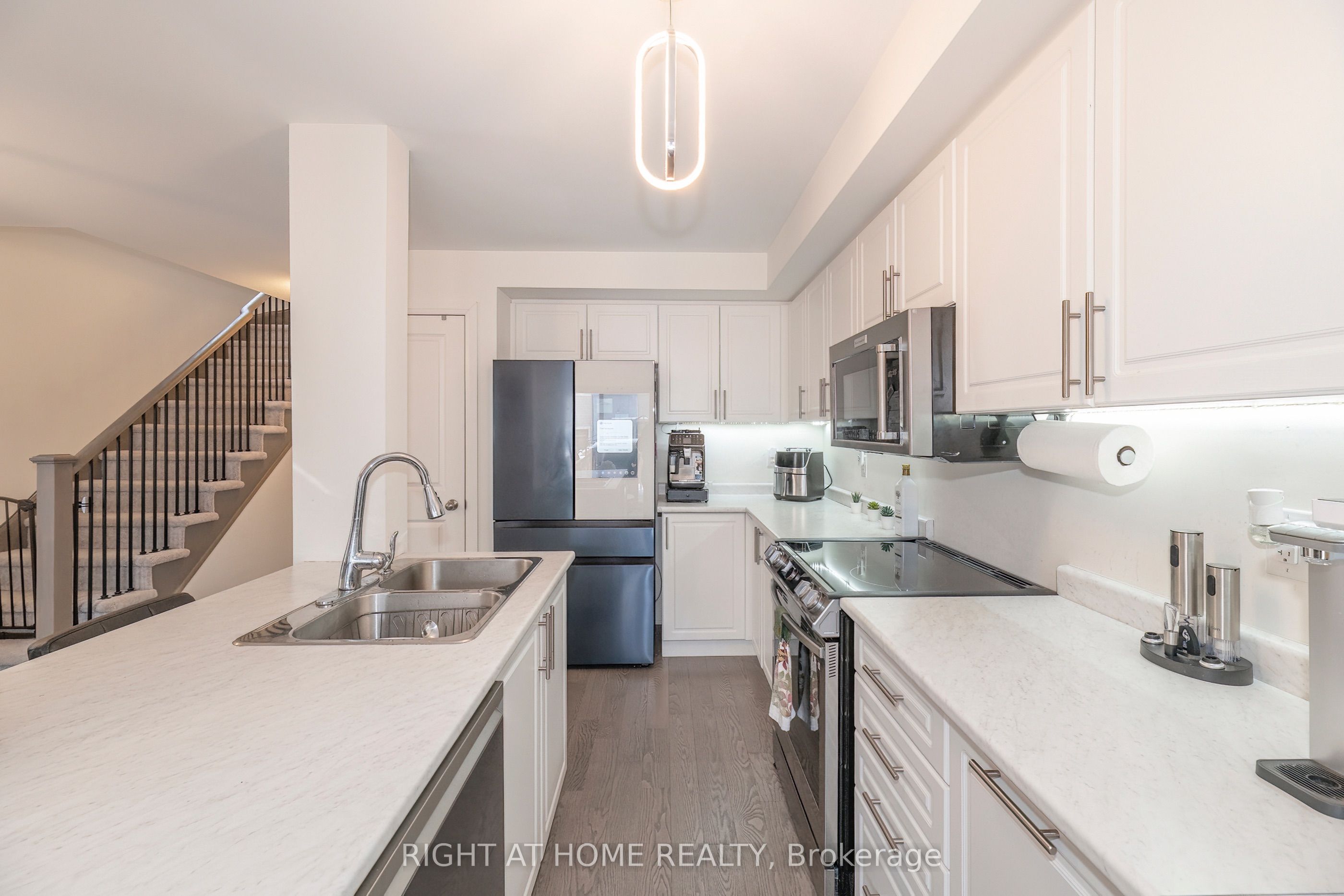 30 Caspian Square, Clarington 5