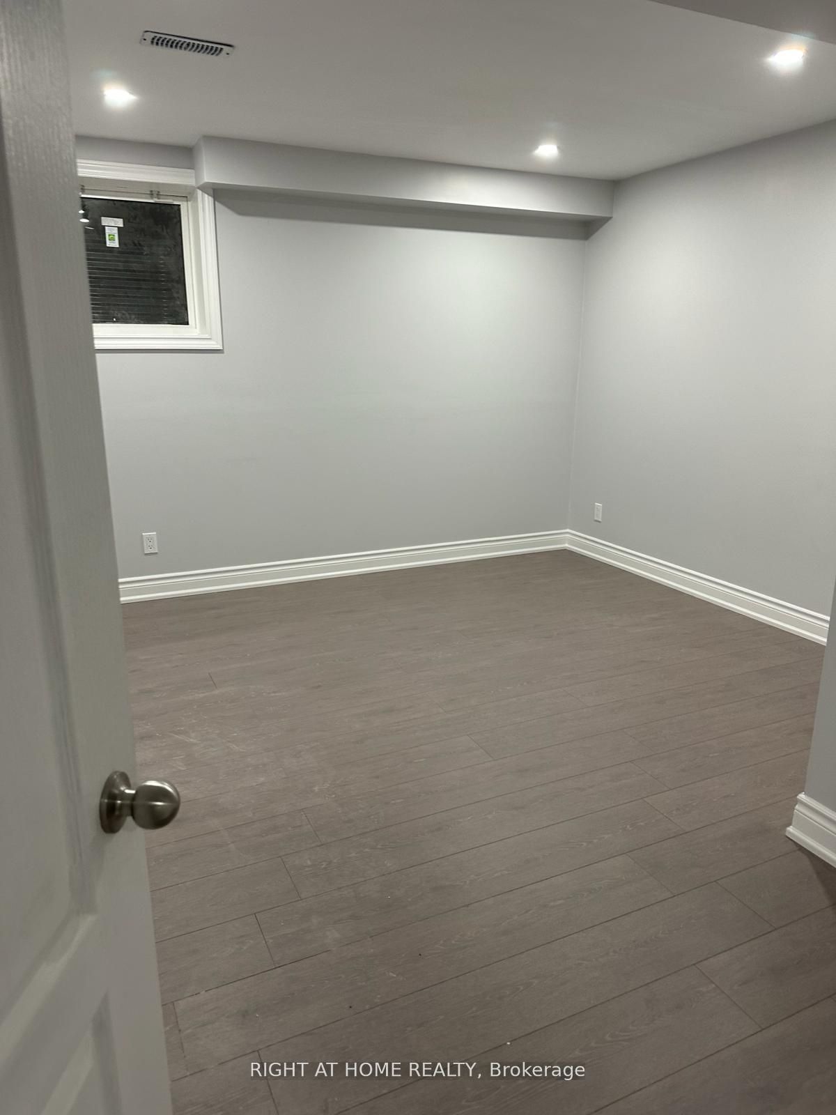 Unit bsmt - 31 Empire Drive, Bradford West Gwillimbury 3