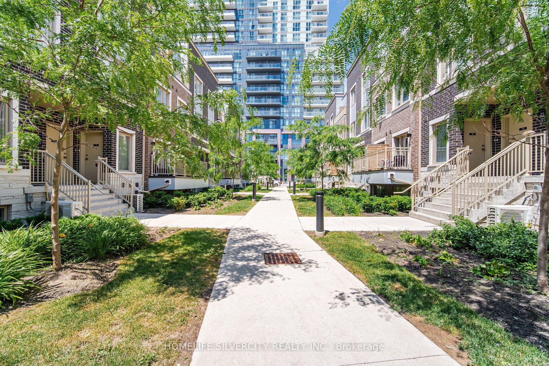 Unit 13 - 11 Honeycrisp Crescent, Vaughan 3