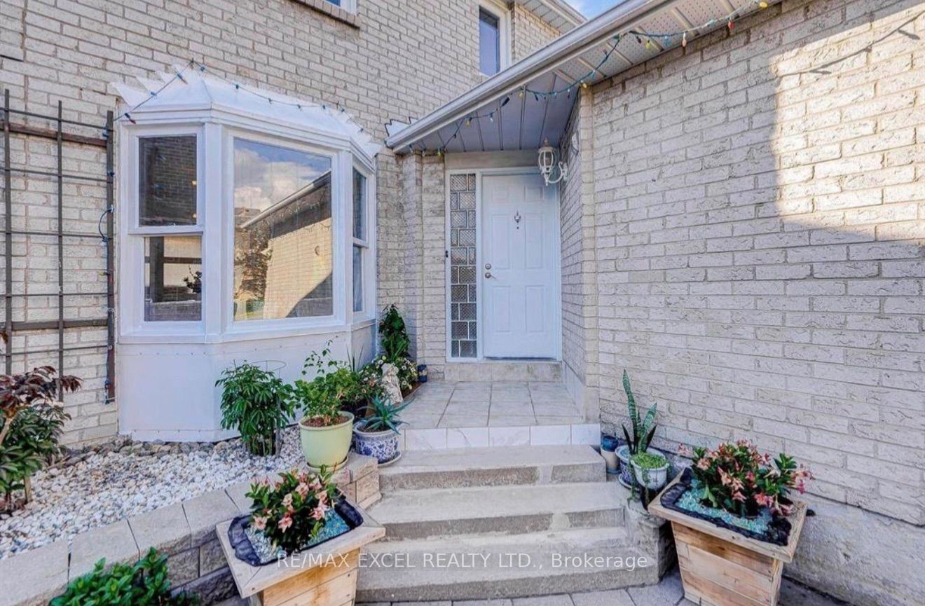 Unit Upper - 70 Weldrick Road E, Richmond Hill 3
