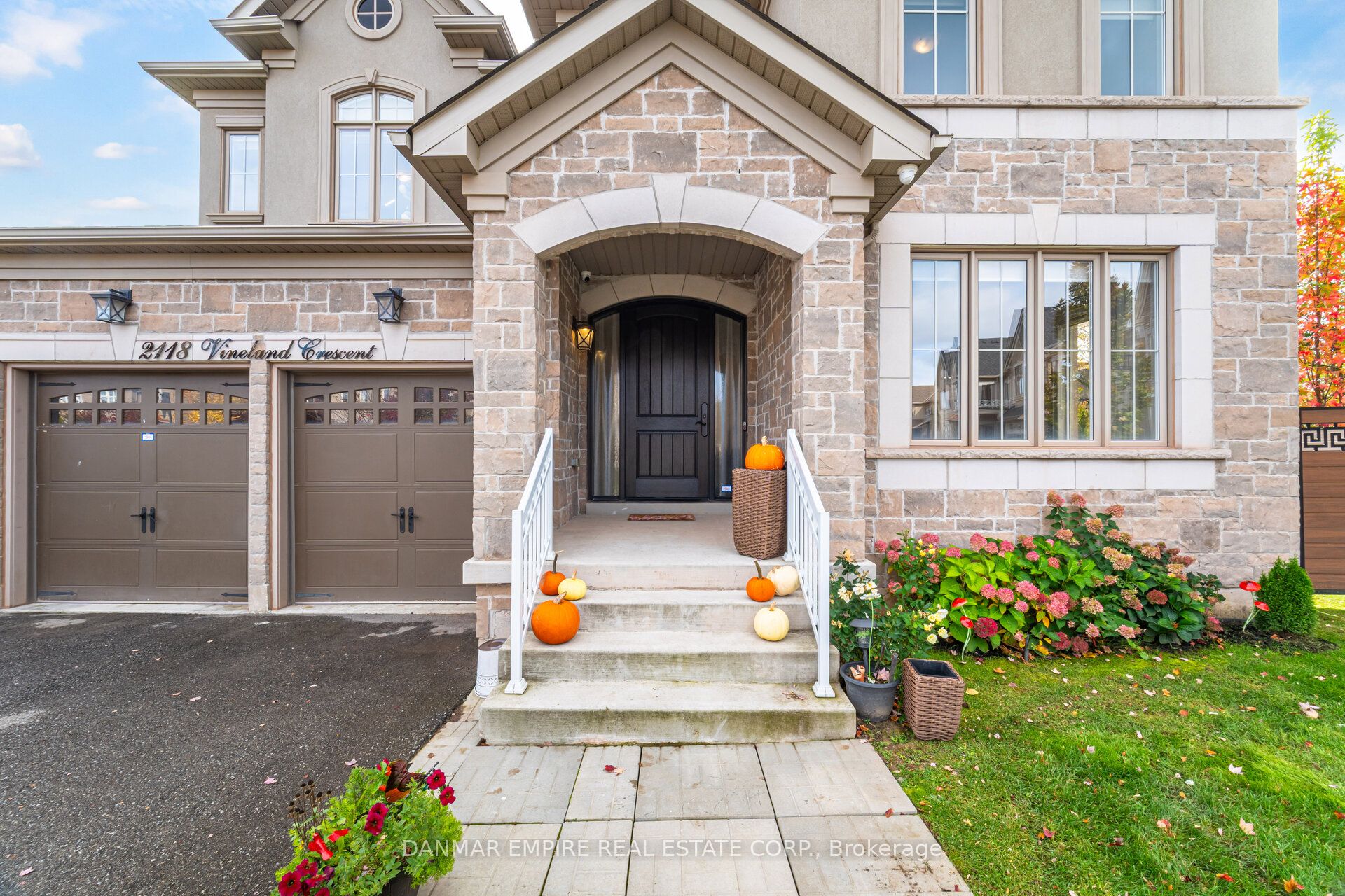 2118 Vineland Crescent, Oakville 2