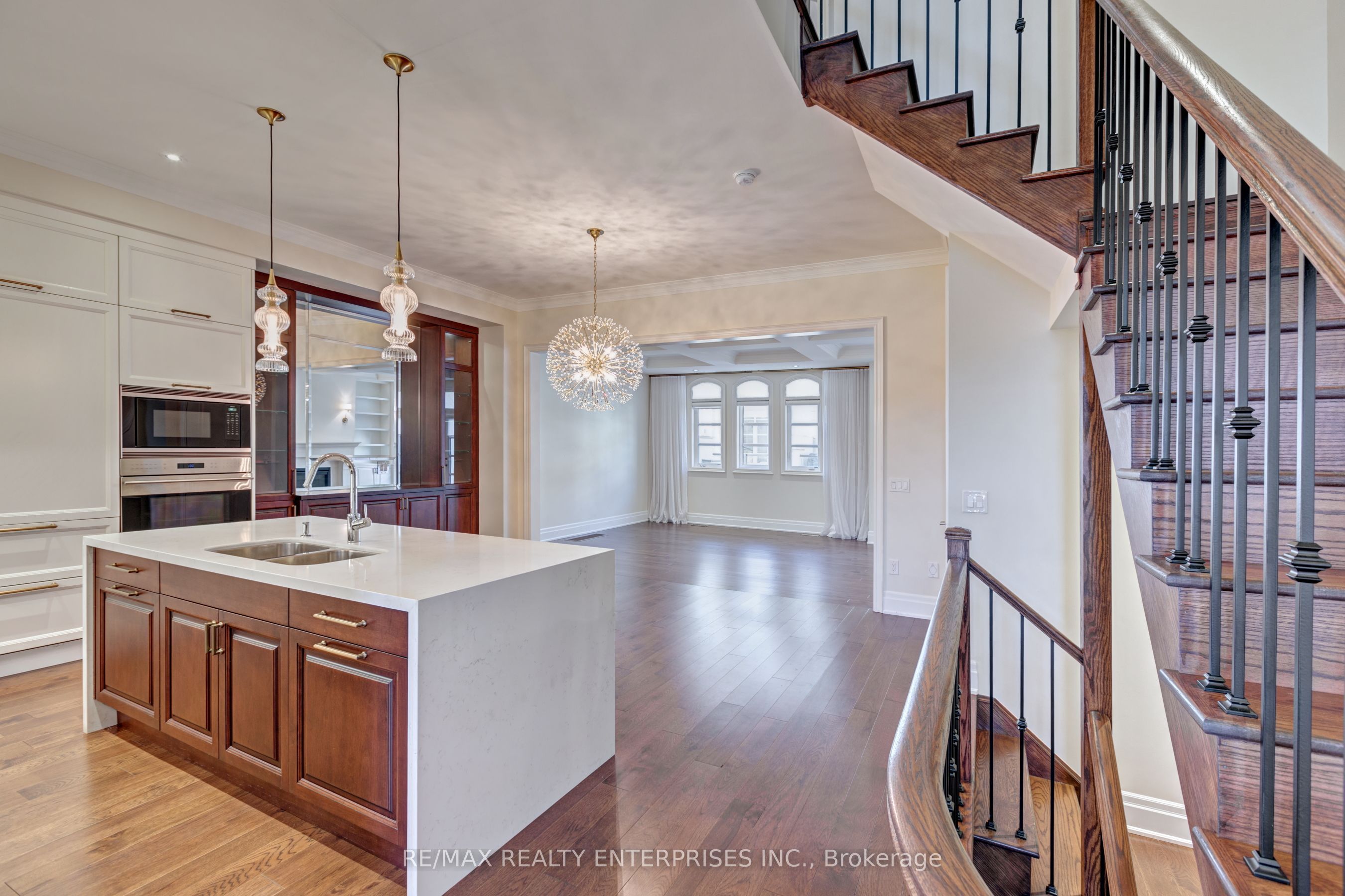 287 Rebecca Street, Oakville 3