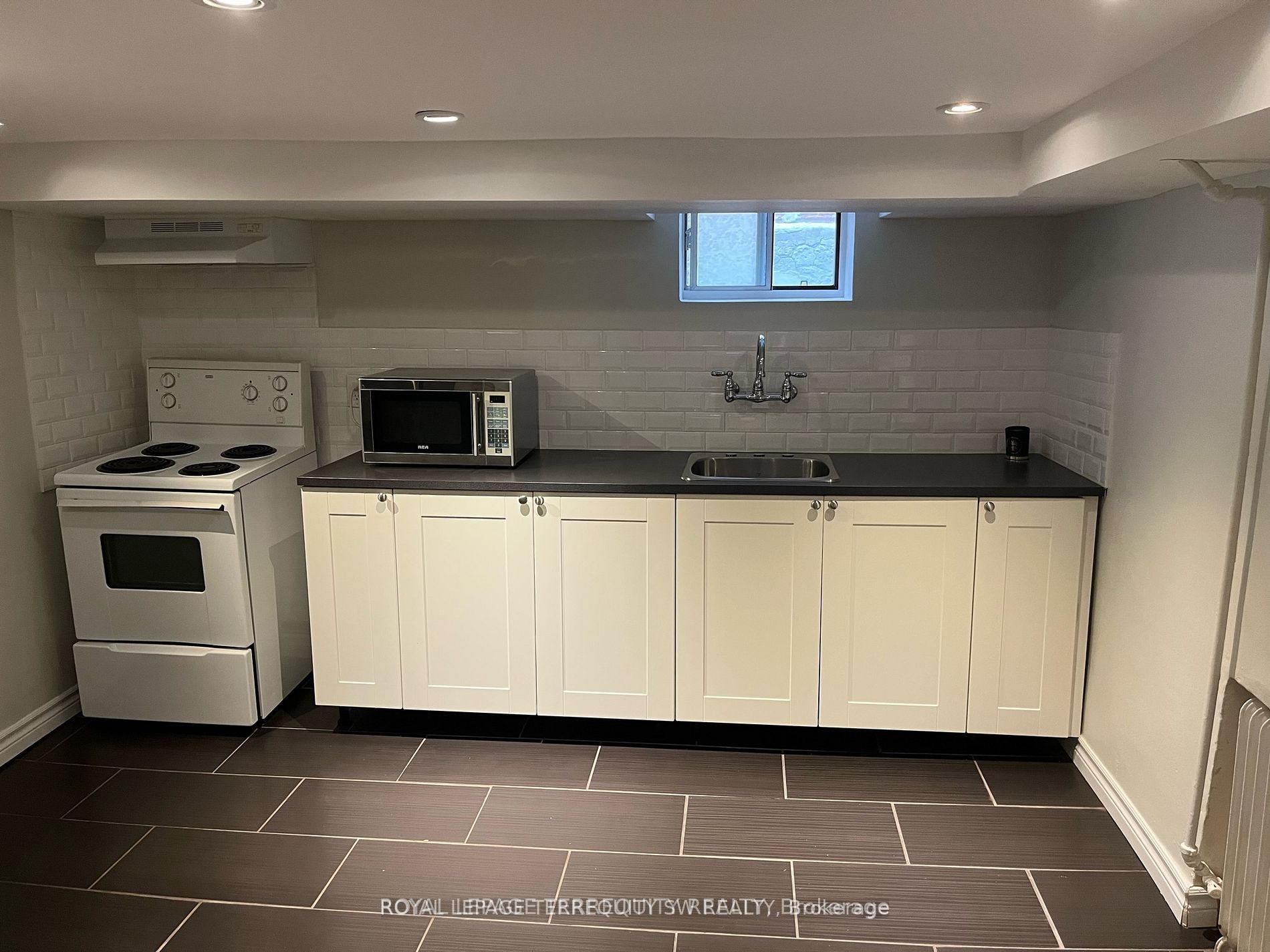 Unit Bsmt - 31 Chamberlain Avenue, Toronto 2