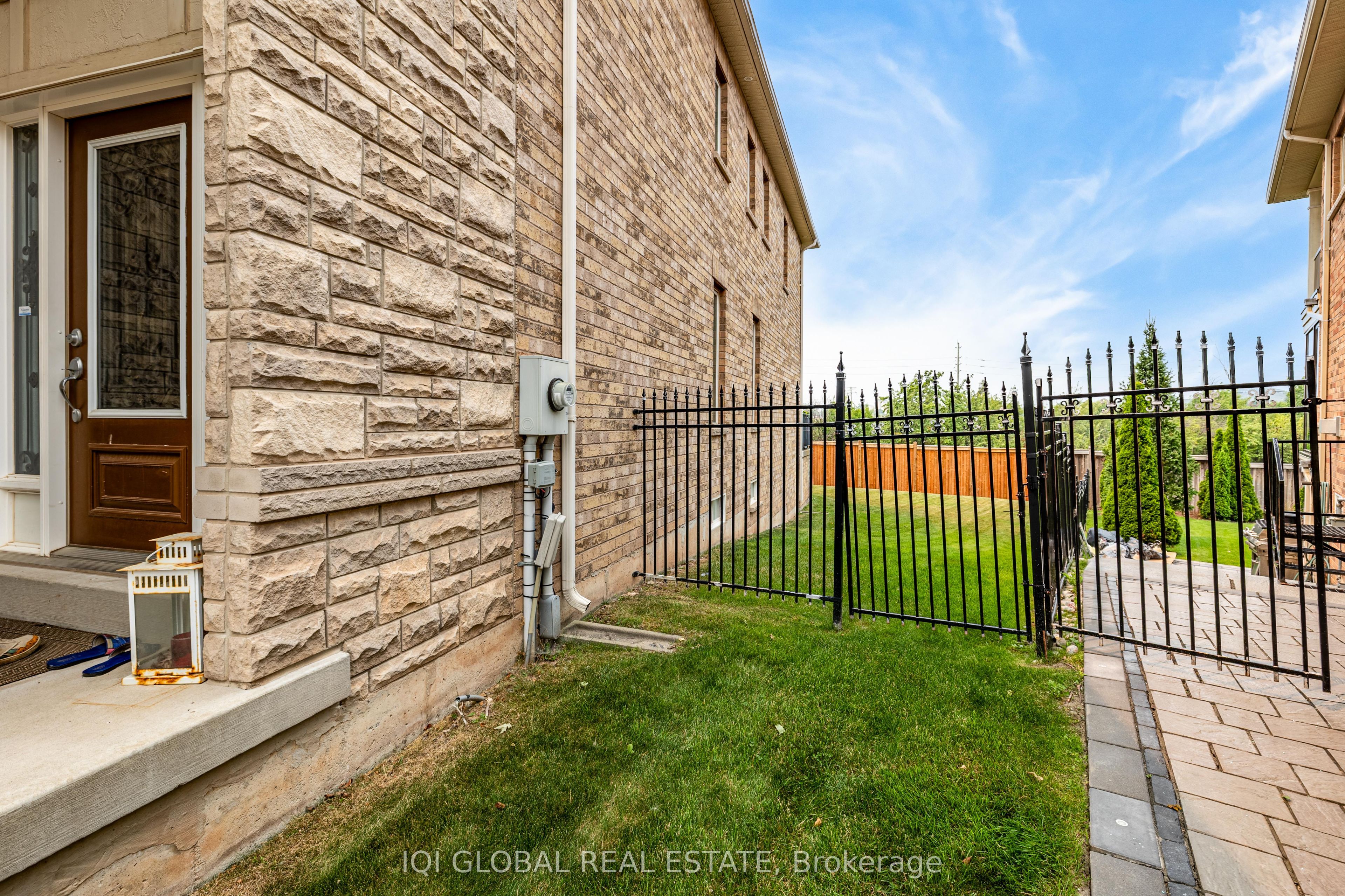 2395 Lyndhurst Drive, Oakville 3