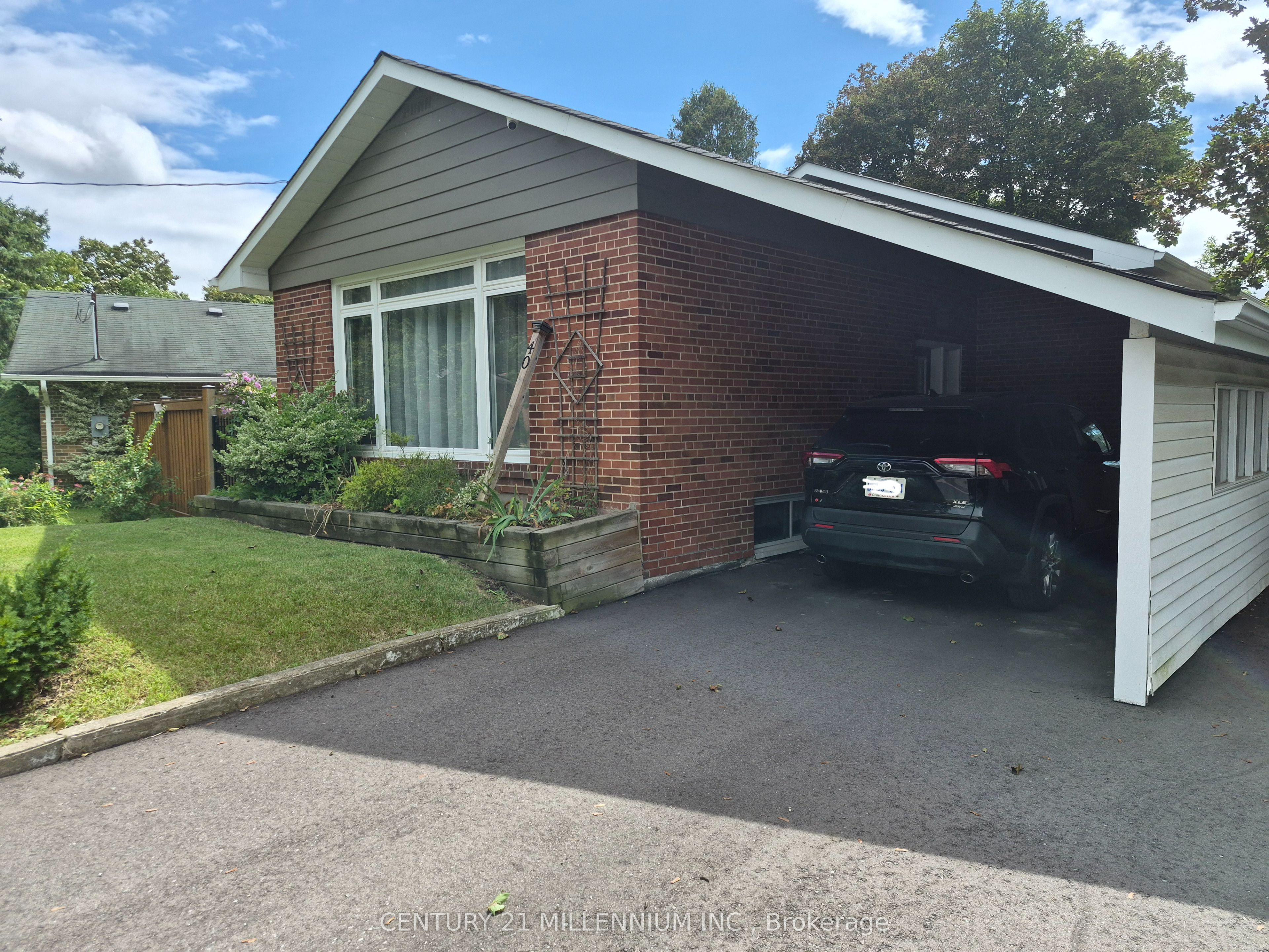 40 Meadowland Drive, Brampton 4