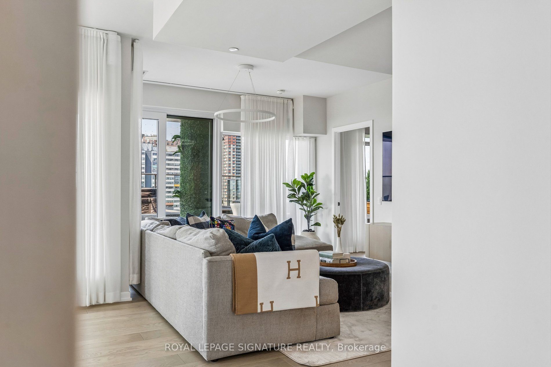 Unit 702 - 10 Graphophone Grove, Toronto 3