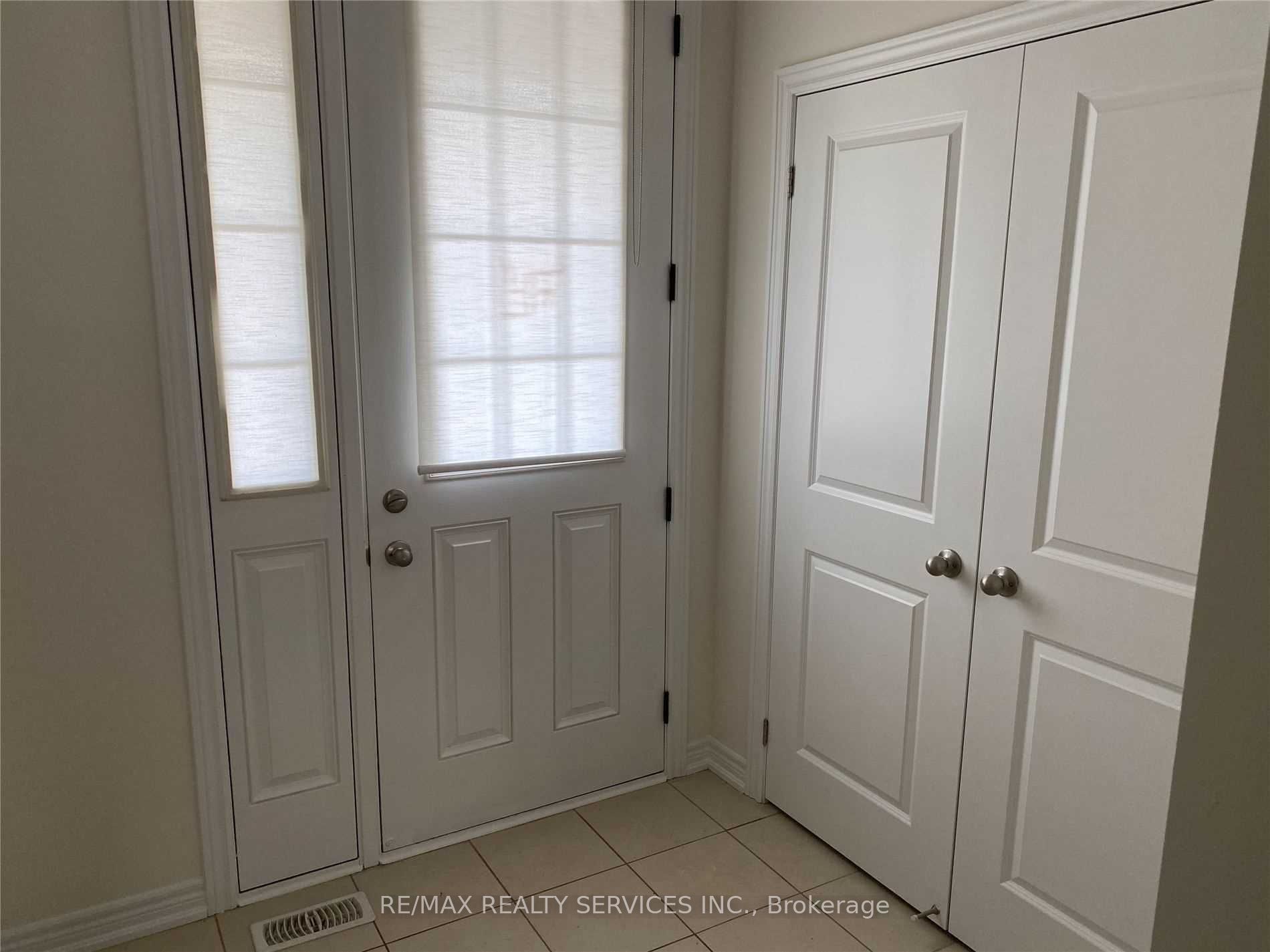 43 Hogan Manor Drive, Brampton 2