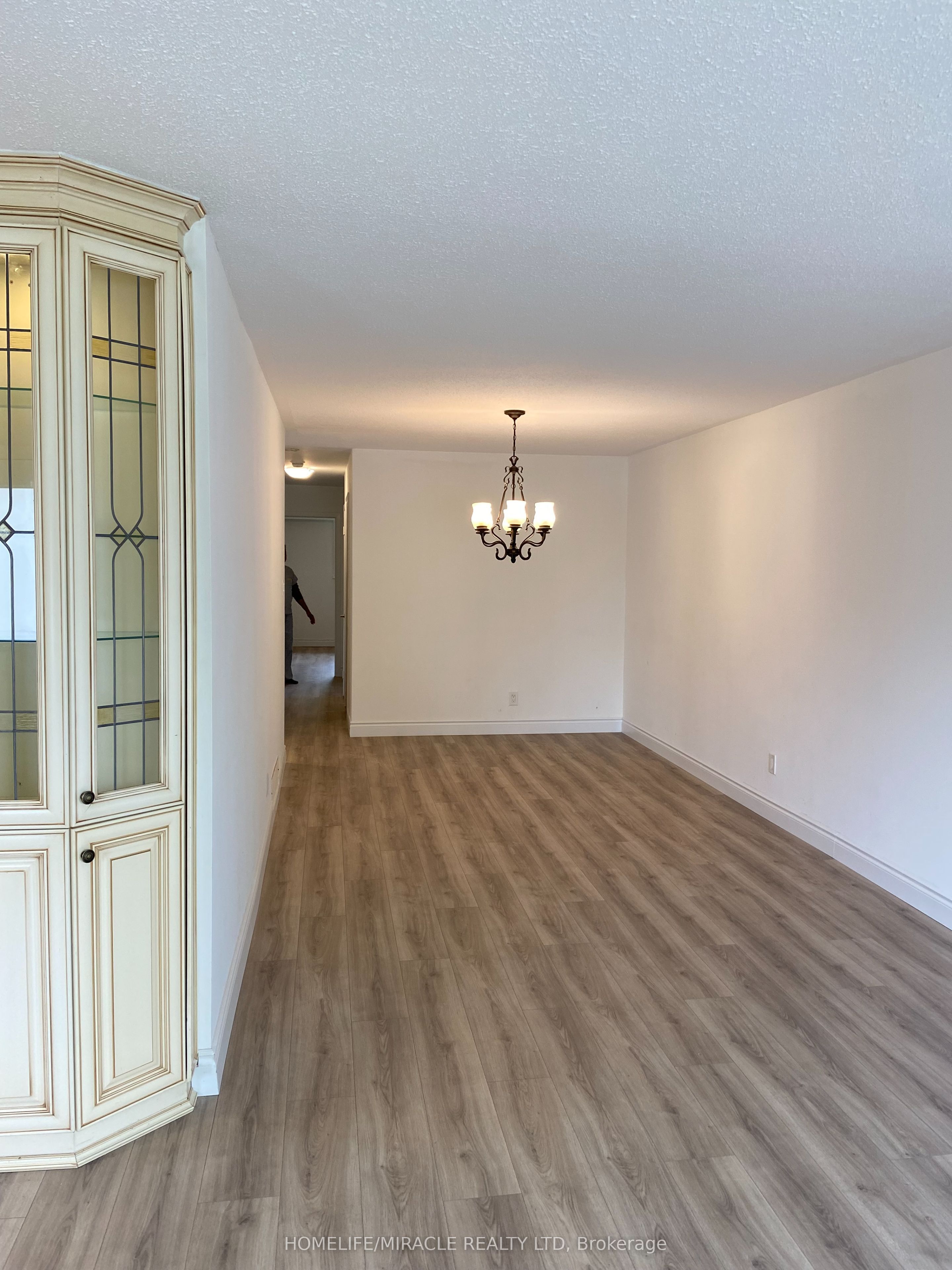 6856 Darcel Avenue, Mississauga 5