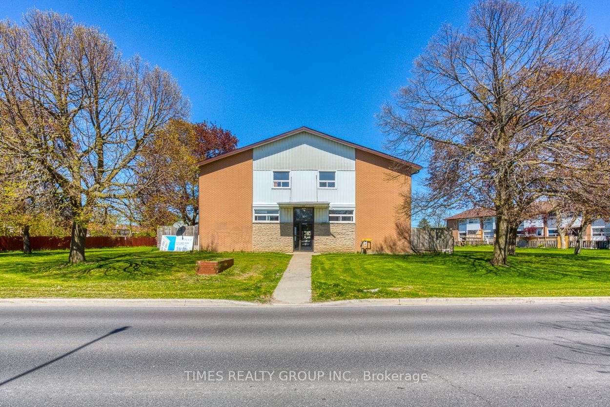 Unit 10 - 11 Manitou Crescent W, Loyalist 2