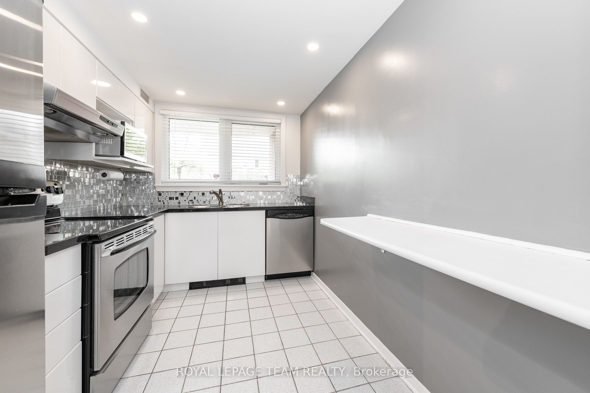 Unit 105 - 939 NORTH RIVER Road, Ottawa 3