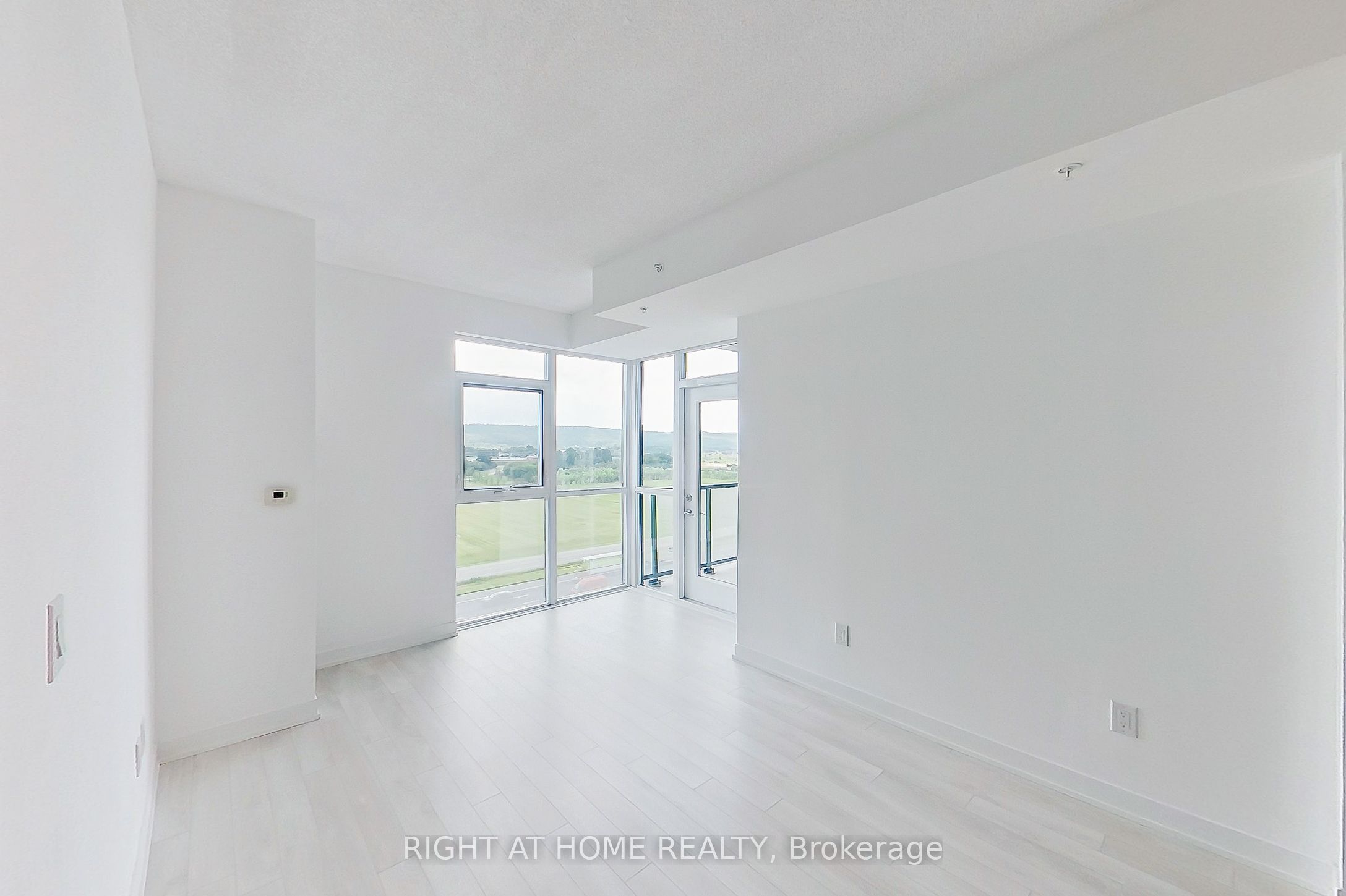 Unit 809 - 550 North Service Road, Grimsby 4