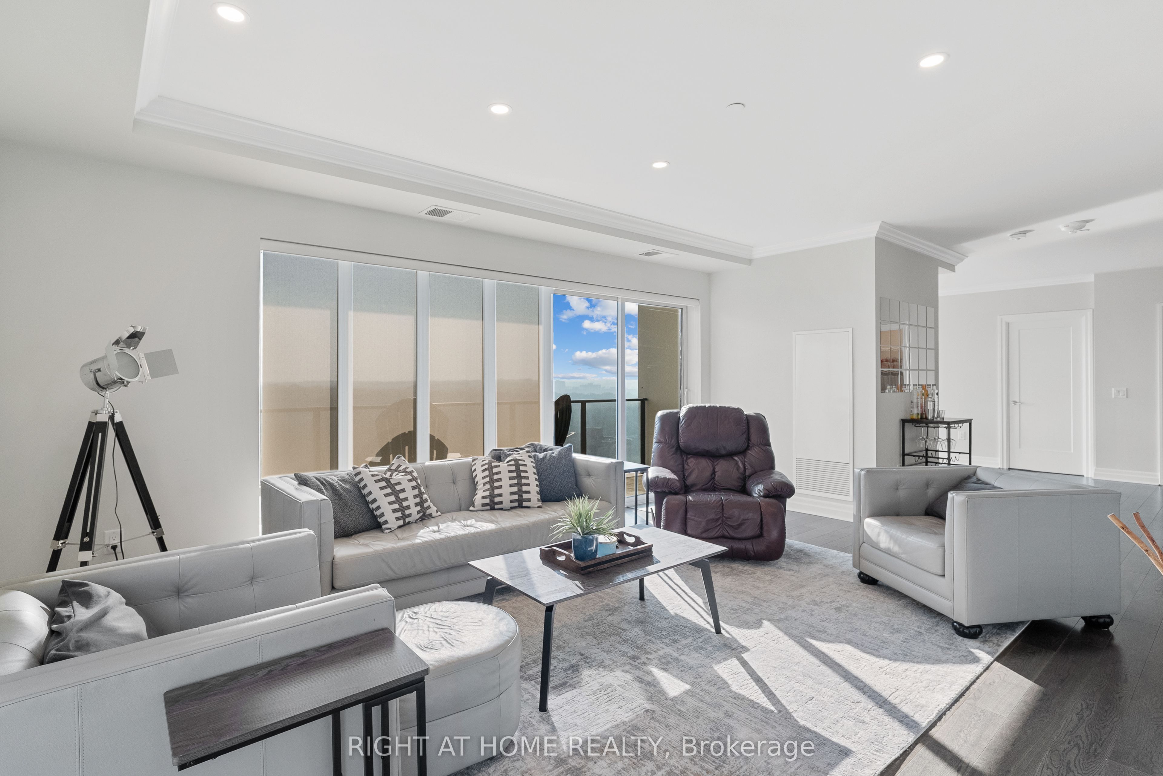 Unit 1709 - 505 Talbot Street, London 4