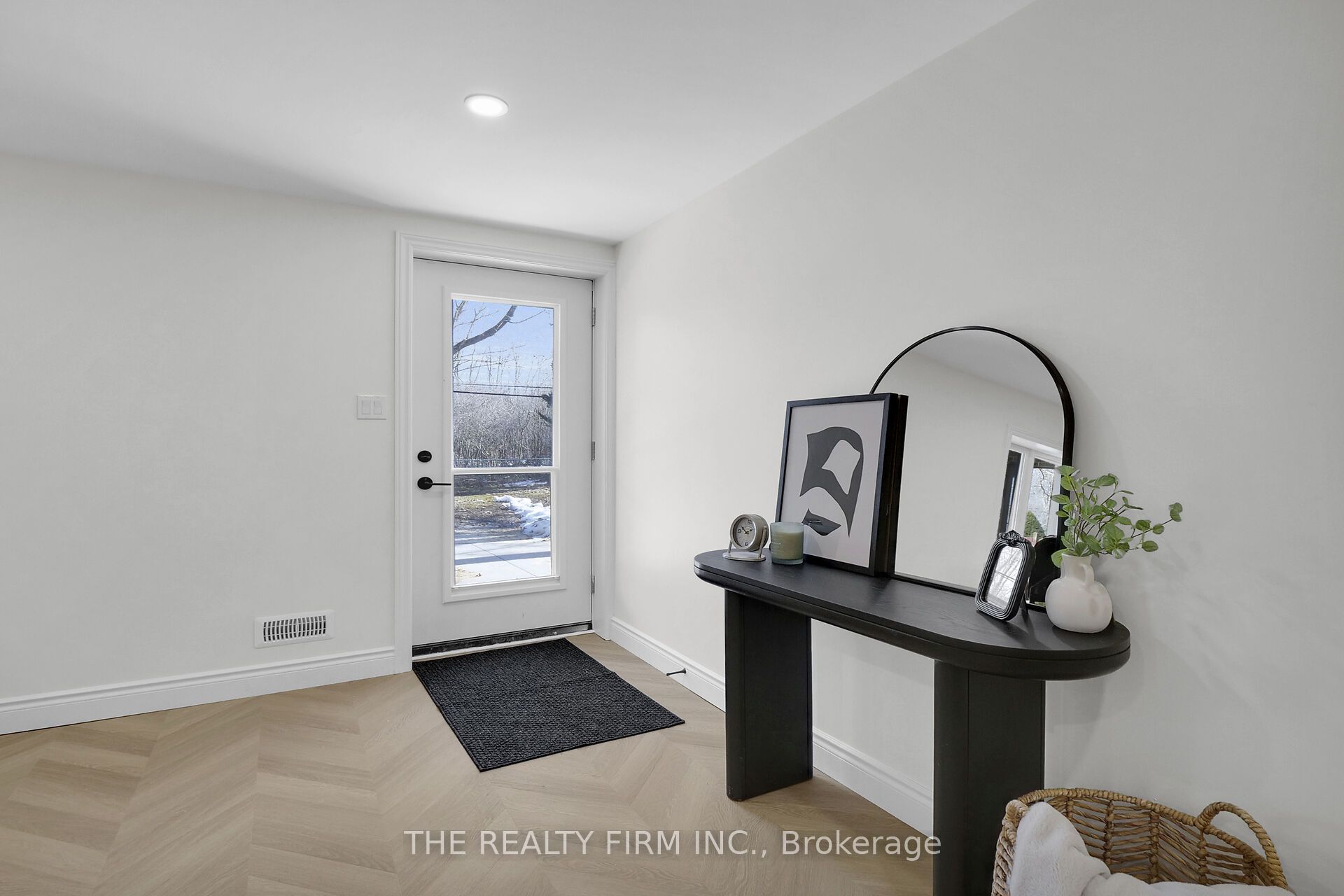 Unit Lower - 57 Naomee Crescent, London 4
