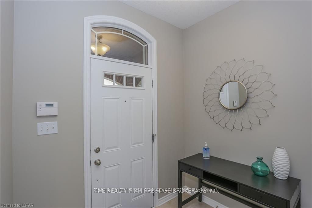 Unit Upper - 950 Oakcrossing Road, London 5