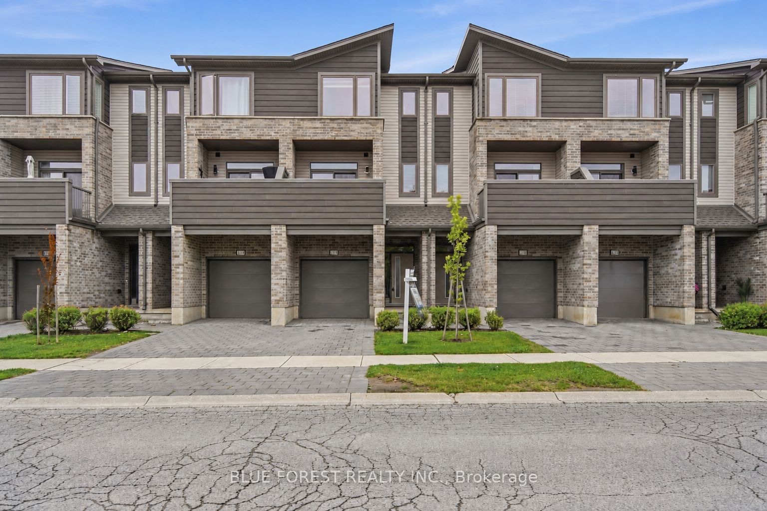 2112 Meadowgate Boulevard, London 2