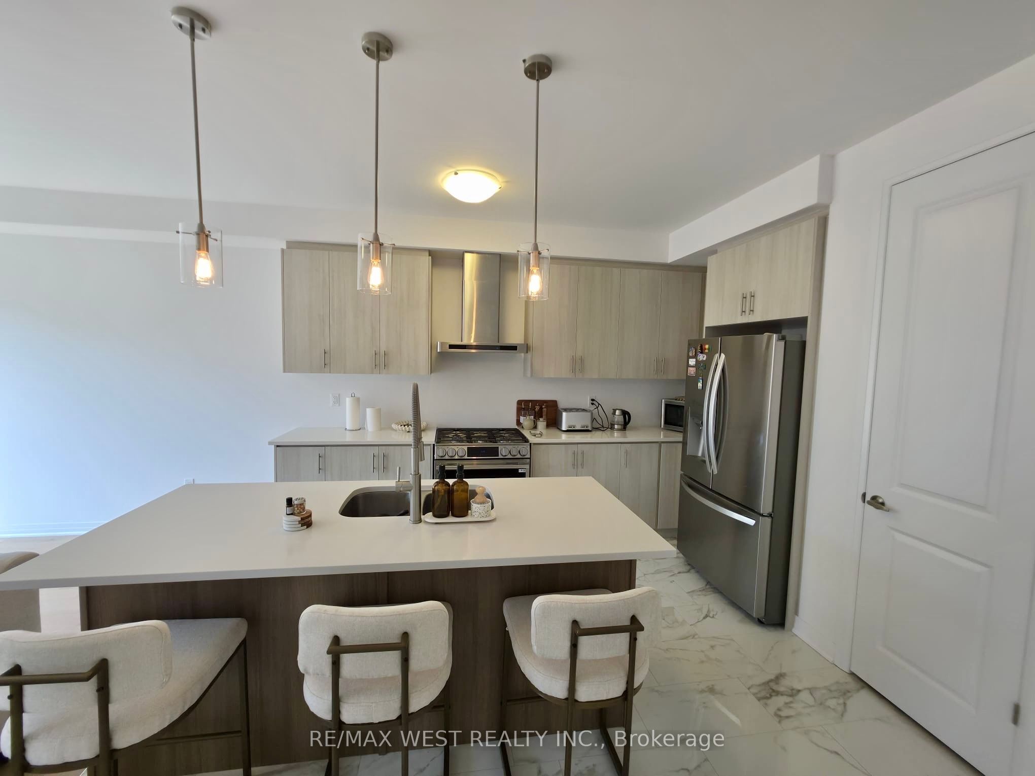 889 Douro Street, Stratford 4