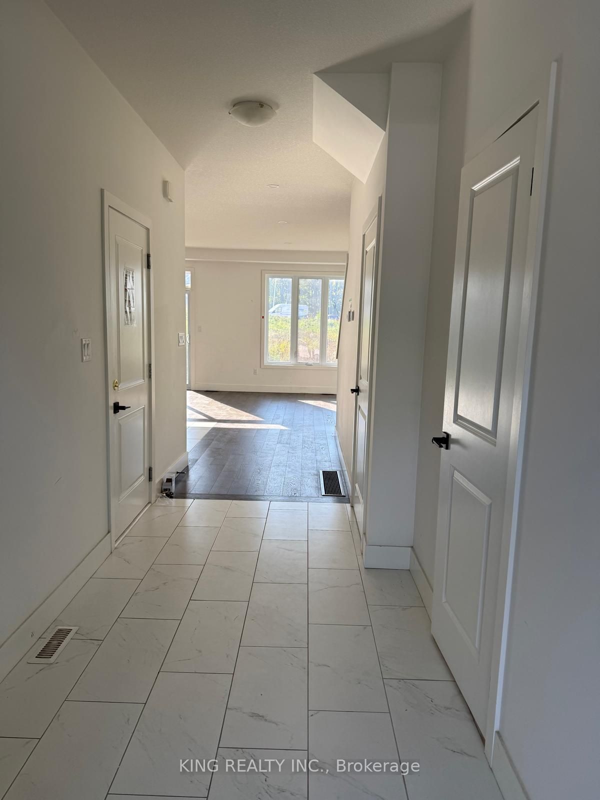 Unit upper - 27 Christopher Court, London 5